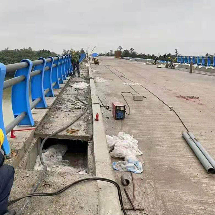 南充市嘉陵江大桥护栏工程